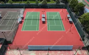 球场上正进行着激烈的足球赛排序