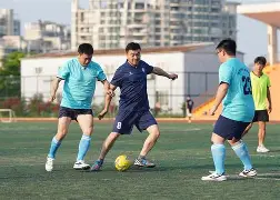 国际足球赛场上,女运动员们表现出色,令人瞩目的是